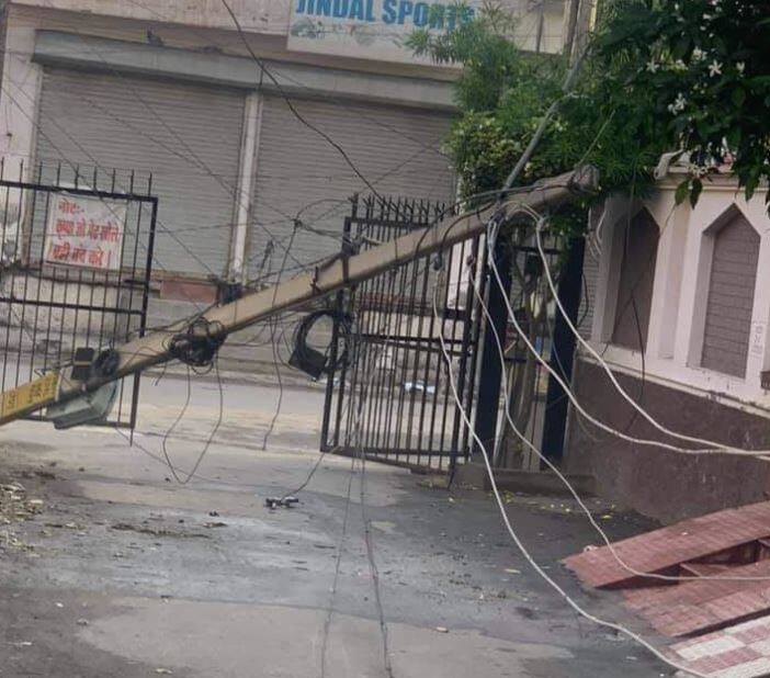 ਪੰਜਾਬ 'ਚ ਪਏ ਬੇਮੌਸਮੇ ਮੀਂਹ ਤੇ ਹਨੇਰੀ ਨੇ ਕਈ ਥਾਵਾਂ 'ਤੇ ਵੱਡਾ ਨੁਕਸਾਨ ਕੀਤਾ ਹੈ। ਸੂਬੇ ਦੇ ਵੱਖੋ-ਵੱਖ ਥਾਵਾਂ ਤੋਂ ਤਸਵੀਰਾਂ ਸਾਹਮਣੇ ਆਈਆਂ ਹਨ, ਜਿਨ੍ਹਾਂ ਤੋਂ ਅੰਦਾਜ਼ਾ ਲਗਾਇਆ ਜਾ ਸਕਦਾ ਹੈ ਕਿ ਕਿਸ ਕਦਰ ਕੁਦਰਤ ਦੀ ਮਾਰ ਪਈ ਹੈ।