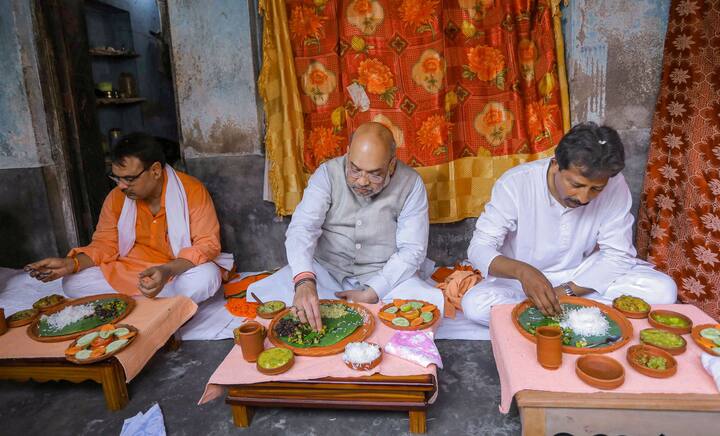 শাহ এদিন আরও বলেন, ‘মানুষের যা উৎসাহ দেখলাম, তাতে আমি নিশ্চিত, বিপুল ব্যবধানে রাজীব জিতবেন। দুশোরও বেশি আসনে জিতে বাংলায় সরকার গড়বে বিজেপি।'