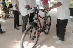 தளபதி விஜய் வாக்களிக்க வந்த சைக்கிள் இது தான்