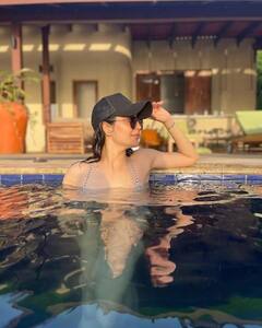 પુલમાં ચશ્મા અને ટૉપી પહેરીને હૉટ પૉઝ આપતી દેખાઇ આ હૉટ એક્ટ્રેસ, PoolHolic મૂડની તસવીરો વાયરલ....