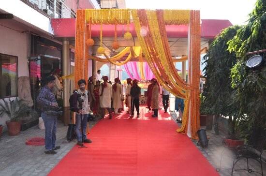 3. નાઇટ કર્ફ્યૂના સમય દરમિયાન 20 શહેરોમાં લગ્ન કે અન્ય સમારોહ યોજવા પર પ્રતિબંધ લગાવી દેવાયો છે.