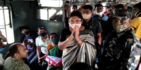 West Bengal Election 2021: বাড়ি বাড়ি ঘুরলেন নয়না, ট্রেনে লকেট, চতুর্থ দফার আগে তুঙ্গে প্রচার