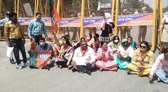 ਮਨਪ੍ਰੀਤ ਬਾਦਲ ਦੇ ਦਫਤਰ ਦਾ ਘਿਰਾਓ ਕਰਨ ਆਈਆਂ ਭਾਜਪਾ ਦੀਆਂ ਔਰਤਾਂ ਨੂੰ ਅੱਗੋਂ ਟੱਕਰੇ ਕਿਸਾਨ