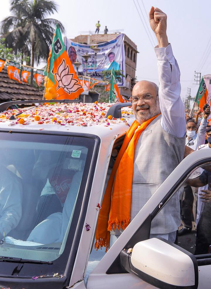 তৃণমূল ছেড়ে আসা রবীন্দ্রনাথ ভট্টাচার্যকে এবার সিঙ্গুরে প্রার্থী করেছে বিজেপি। বুধবার তাঁর সমর্থনে রোড শো করেন অমিত শাহ। জয়ের ব্যাপারে আত্মবিশ্বাস ঝরে পড়েছে তাঁর গলায়। যদিও, তাতে গুরুত্ব দিতে নারাজ তৃণমূল। Photo: PTI