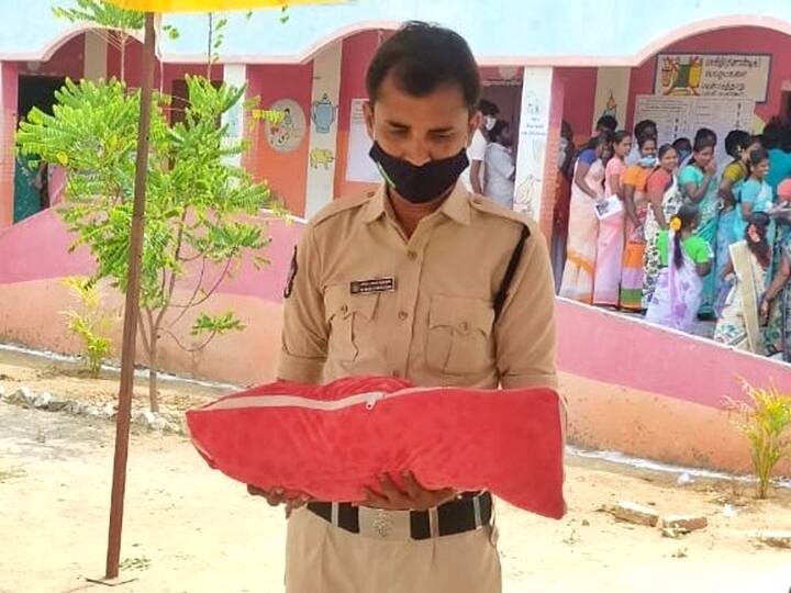 Police On Election Duty Takes Care Of Baby For Mother As She Casts Her Vote, Gets Lauded Police On Election Duty Takes Care Of Baby For Mother As She Casts Her Vote, Gets Lauded