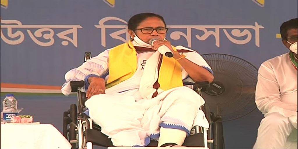 WB Election 2021: মেয়েরা সিআরপিএফ-কে ঘেরাও করে ভোট দিতে যান, কোচবিহারে বললেন মমতা West Bengal Election 2021: CM Mamata Banerjee political meeting in Coochbehar today during election WB Election 2021: মেয়েরা সিআরপিএফ-কে ঘেরাও করে ভোট দিতে যান, কোচবিহারে বললেন মমতা