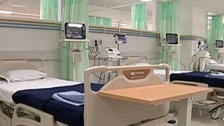 CCTV Shows Oxygen Supply Unplugged, Alleges Family After Covid Patient's Death CCTV में दिखा मरीज का ऑक्सीजन सपोर्ट हटाता एक युवक, तड़प- तड़पकर हुई दर्दनाक मौत