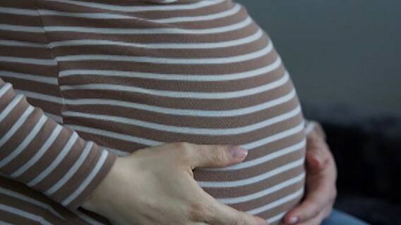 जुळ्या मुलांना जन्म दिल्यानंतर आईचा कोरोनानं मृत्यू, काळजाला चटका लावणारी बातमी...!