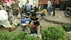 Despite rise in Coronavirus cases, people go mask-less in Ghazipur vegetable market