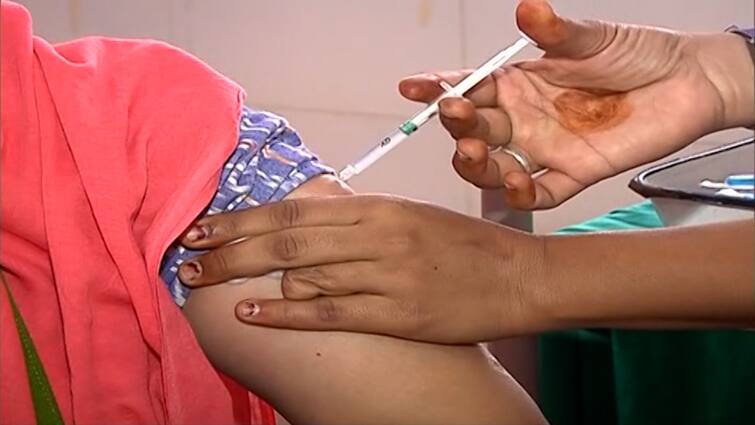 Maharashtra Corona Vaccine Only 14 lakh doses of corona vaccine remaining in the state, what is the situation in the district? राज्यात कोरोना लसीचे फक्त 14 लाख डोस शिल्लक; मुंबई, पुण्यासह इतर जिल्ह्यातील परिस्थिती काय?