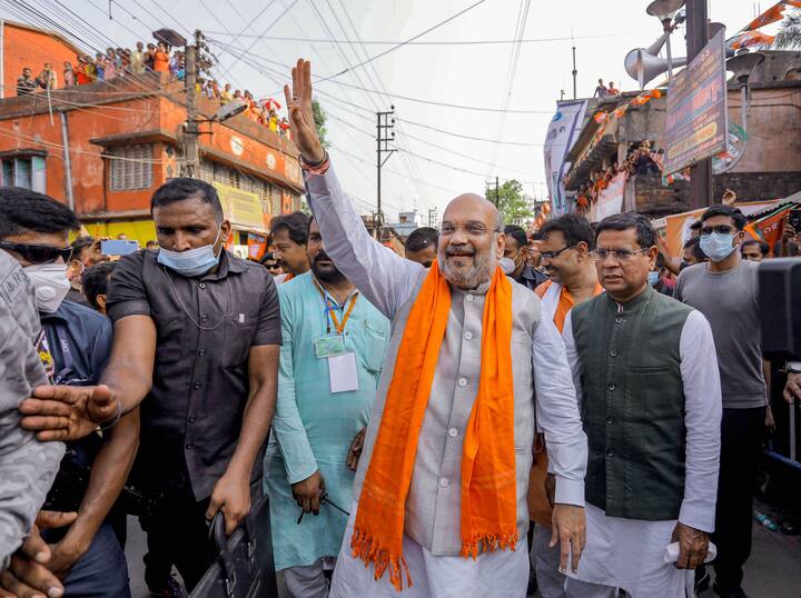 নন্দীগ্রামে ভোট হয়ে গেছে দ্বিতীয় দফায়। শনিবার চতুর্থ দফায় ভোট সিঙ্গুরে। তার আগে বুধবার সিঙ্গুরের দুলেপাড়া থেকে সিঙ্গুর থানা পর্যন্ত রোড শো করেন অমিত শাহ। গেরুয়া পাগড়ি পরে পাশে ছিলেন সিঙ্গুরের বিজেপি প্রার্থী রবীন্দ্রনাথ ভট্টাচার্য। যিনি তৃণমূল ছেড়ে বিজেপিতে এসে টিকিট পেয়েছেন। ২০০১ থেকে সিঙ্গুরের বিধায়ক রবীন্দ্রনাথ ভট্টাচার্য। ২০০১, ২০০৬, ২০১১ এবং ২০১৬ চারটি বিধানসভা ভোটেই সিঙ্গুর থেকে তৃণমূলের টিকিটে জেতেন তিনি। তবে এবার সিঙ্গুর থেকে তাঁকে প্রার্থী করেনি তৃণমূল। সিঙ্গুরে টিকিট দেওয়া হয় হরিপালের বিধায়ক বেচারাম মান্নাকে। যাঁর সঙ্গে রবীন্দ্রনাথ ভট্টাচার্যর দ্বন্দ্ব হুগলিতে কারও অজানা নয়। Photo: PTI