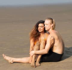 Naagin Actress Aashka Goradia’s Romantic PDA Filled PICS From Goa Beach With Hubby Brent Goble!