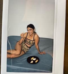 राधिकाला पहिल्यांदा मासिक पाळी येताच आईनं दिलेली पार्टी