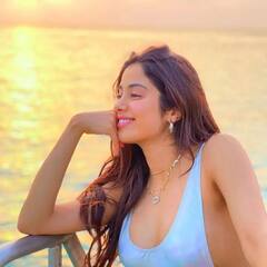 Janhvi Kapoor Pics: মলদ্বীপে ছুটি কাটাচ্ছেন জাহ্নবী, সুইম স্য়ুটে ভাইরাল একাধিক ছবি