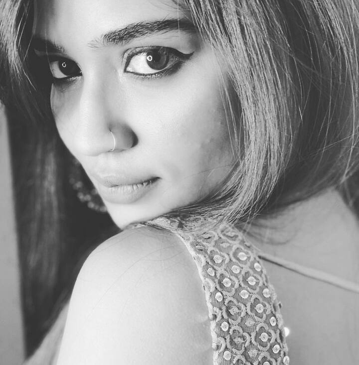 ਇਸ ਤਸਵੀਰ ਵਿਚ ਤੁਸੀਂ ਵੇਖ ਸਕਦੇ ਹੋ ਕਿ ਨੁਸਰਤ ਬਹੁਤ ਹੀ ਸ਼ਾਨਦਾਰ ਅੰਦਾਜ਼ ਵਿਚ ਆਪਣਾ ਟੈਟੂ ਫਲੌਂਟ ਕਰਦੇ ਦਿਖਾਈ ਦੇ ਰਹੀ ਹੈ।