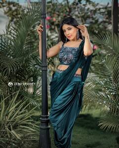 கருப்பழகி - நடிகை சாக்ஷி அகர்வாலின் பிளாக் போட்டோஷூட்