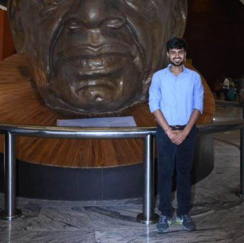 મુખ્યમંત્રી વિજય રૂપાણીના પુત્ર ઋષભ રૂપાણીએ મિકેનિકલ એન્જિનિયરિંગનો અભ્યાસ કર્યો છે. તેના ટ્વીટર બાયો મુજબ તે ભાજપનો કાર્યક્તા અને આરએસએસનો સ્વંયસેવક છે.  તેણે સાઉથ કેલિફોર્નિયા યુનિવર્સિટીમાંથી મિકેનિલકલ એન્જિનિયરિંગમાં એમએસ કર્યુ છે. જ્યારે ફોર્ડ ગ્રીન ફિલ્ડ લેબ્સમાંથી રિસર્ચ ઈન્ટર્ન કર્યુ છે.