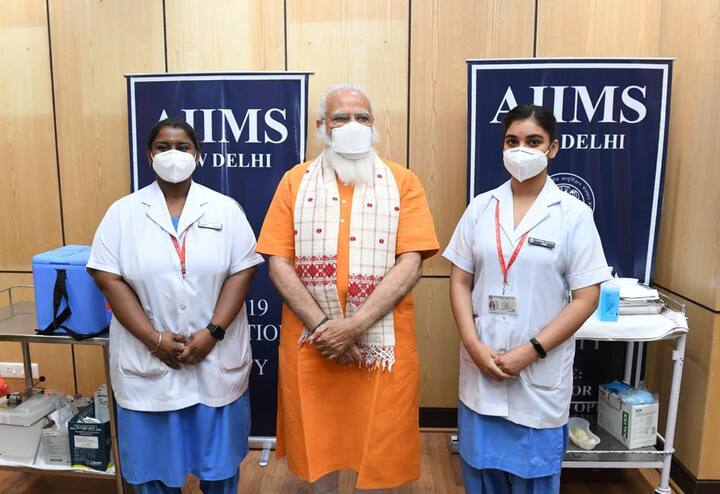 தனக்கு தடுப்பூசி செலுத்திய செவிலியர்கள் நிஷா சர்மா மற்றும் நிவேதாவுடன் பிரதமர் மோடி