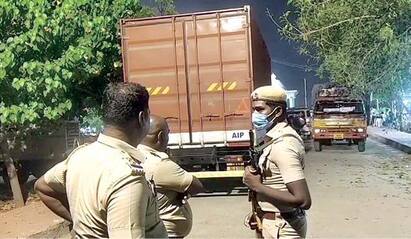 lorrys comes to voting counter centre வாக்கு எண்ணும் மையத்திற்கு அதிகாலையில் வந்த 5 கண்டெய்னர் லாரிகள் - தூத்துக்குடியில் பரபரப்பு
