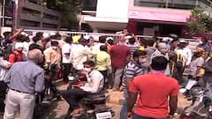 नाशिकमध्ये Remdesivir Injection चा तुटवडा, केंद्राबाहेर रुग्णांच्या नातेवाईकांची गर्दी