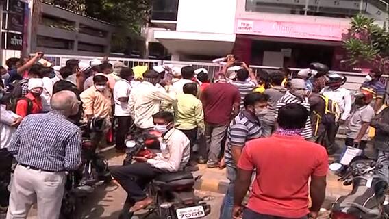 नाशिकमध्ये Remdesivir Injection चा तुटवडा, केंद्राबाहेर रुग्णांच्या नातेवाईकांची गर्दी