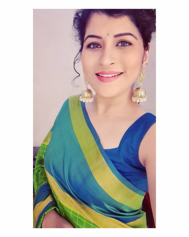 सावनी अनेकदा सिम्पल पण क्लासी लूकमध्ये दिसून येते. (Photo Credit : @savanieeravindrra/Instagram)
