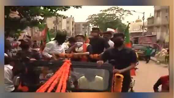 West Bengal Election 2021: থানায় গিয়ে বিক্ষোভ, অনুমতি ছাড়াই বেহালায় রোড শো শ্রাবন্তীর