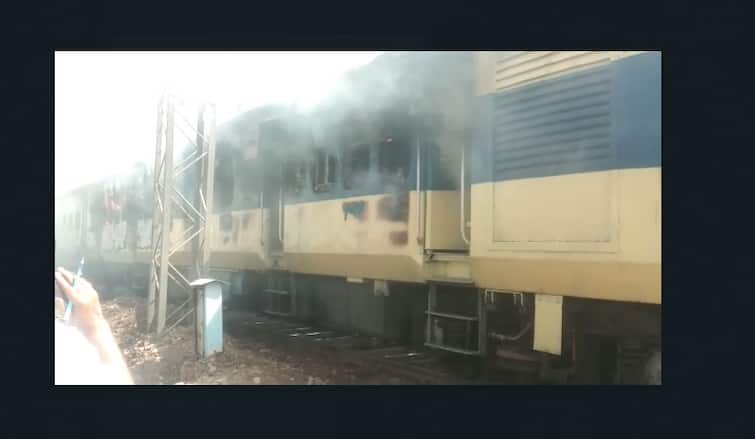 Rohtak to Delhi train got fire no causality ਦਿੱਲੀ ਜਾਣ ਵਾਲੀ ਰੇਲ ਗੱਡੀ 'ਚ ਲੱਗੀ ਅੱਗ, ਚਾਰ ਡੱਬੇ ਸੜ੍ਹ ਕੇ ਸੁਆਹ