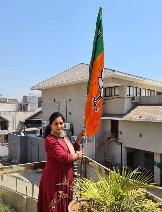 વડોદરા શહેર વિધાનસભાના ધારાસભ્ય મનીષાબેન વકીલે ફેસબુક પર પોસ્ટ કરી માહિતી હતી. તેમણે લખ્યું કે, છેલ્લા ત્રણ ચાર દિવસથી તબિયત નાદુરસ્ત હતી. જે બાદ ટેસ્ટ કરાવતાં પોઝિટિવ આવ્યો હતો. મનીષાબેન વકીલે તેમના સંપર્કમાં આવેલા તમામ લોકોને કોરોના ટેસ્ટ કરાવવા અપીલ કરી હતી. મનીષાબેન વકીલ ઘરે ક્વોરન્ટાઈન થયા હતા.