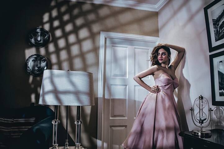 ਤਸਵੀਰਾਂ 'ਚ ਨੁਸਰਤ ਜਹਾਂ ਹਲਕੇ ਜਾਮਨੀ ਰੰਗ ਦੇ ਡਰੈੱਸ 'ਚ ਕਾਫੀ ਖੂਬਸੂਰਤ ਅਪੀਲਿੰਗ ਅਦਾਵਾਂ ਫਲੌਟ ਕਰਦੀ ਨਜ਼ਰ ਆ ਰਹੀ ਹੈ।