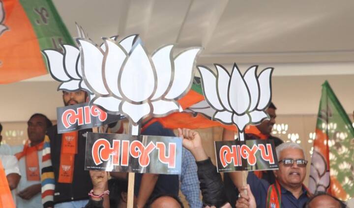 ગુજરાતમાં કોરોના બેકાબૂ બની ગયો છે. દરરોજ કોરોના કેસના નવા આંકડા નોંધાઈ રહ્યા છે. આ દરમિયાન એક જ દિવસમાં ભાજપના ત્રણ ધારાસભ્યો કોરોનાની ઝપેટમાં આવ્યા છે.