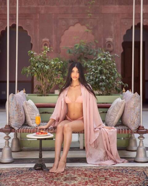 અલાના પાંડે પોતાના બોયફ્રેન્ડ આઈવર મેકક્રે વી કે સાથે માલદીવમાં વેકેશન માણી રહી છે.