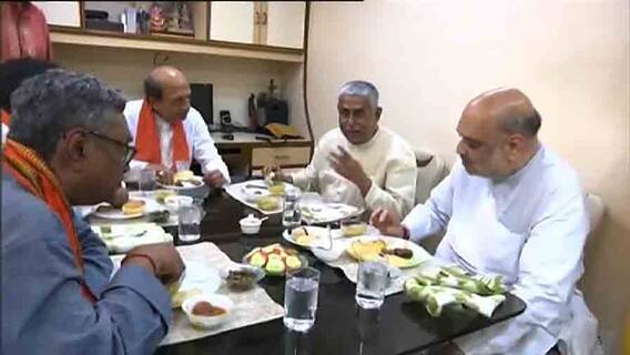 West Bengal Election 2021: দলের প্রাক্তন রাজ্য সম্পাদকের বাড়িতে মধ্যাহ্নভোজ সারলেন অমিত শাহ