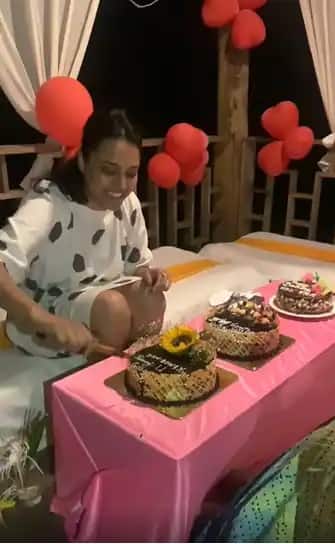 বিশেষ এই দিনটা কাটানোর জন্য় গোয়ায় নিজের বন্ধুদের সঙ্গে ছিলেন স্বরা।