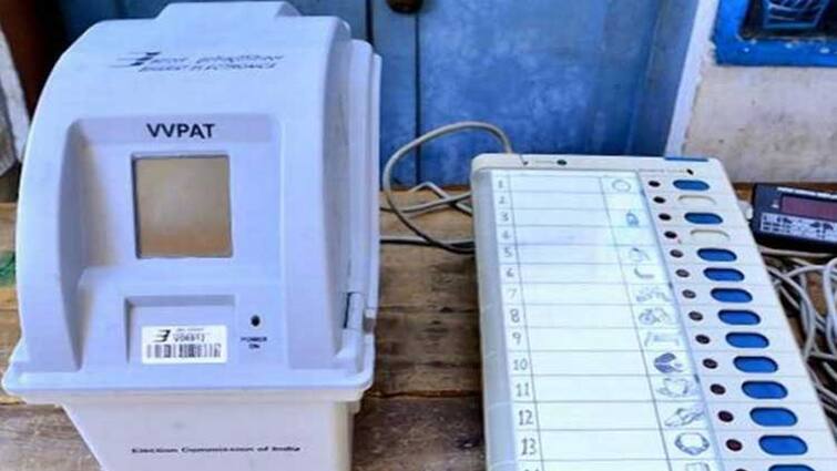 WB Election 2021: BJP Polling Agent in EVM Car Allegation, political clash after election between BJP and TMC in Jalpaiguri WB Election 2021 : 'ইভিএম সহ কেন্দ্রীয় বাহিনীর গাড়িতে বিজেপির পোলিং এজেন্ট' তৃণমূলের অভিযোগ, উত্তেজনা