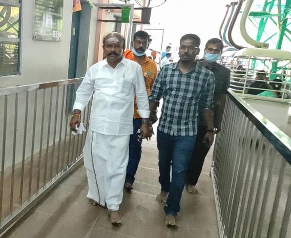 மகனுடன் பழனி கோயிலில் பொள்ளாச்சி ஜெயராமன்‌ சாமி தரிசனம்