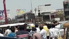 દંડ વસૂલનારા પોલીસે જ નહોતો પહેર્યો માસ્ક, પિતા-પુત્રે ધ્યાન દોરતાં બંનેને લાકડીએ લાકડીએ ઝૂડી નાંખ્યા