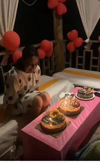সেখানেই কেক কাটার সময় বন্ধুদের গানে আবেগতাড়িত হয়ে পড়েন সারা, ও কান্নায় ভেঙে পড়েন।