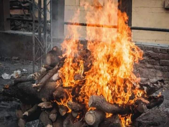 family cremated dead body of another man due to wrong identity in Gwalior ANN Gwalior News: गलत पहचान की वजह से घर वालों ने कर दिया दूसरे के शव का अंतिम संस्कार, अब उठ रहे हैं ये सवाल