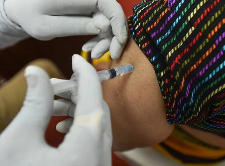 corona virus vaccination in india left with vaccine stocks for just few days says 5 states Corona vaccination | जाणून घ्या कोणत्या राज्याला किती कोरोना लसींचा पुरवठा, कोणत्या राज्यात आहे लसींचा तुटवडा