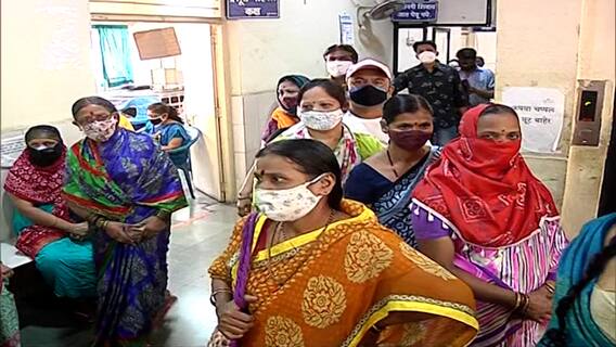 Pune Corona vaccine | लसीच्या तुटवड्याच्या बातमीने पुण्यात लसीकरण केंद्रावर मोठी गर्दी