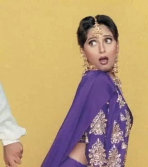 'हम आपके है कोण' या चित्रपटातील माधुरीचा ब्लू साडीतील लूक कोण विसरणार?  या चित्रपटामुळे माधुरीच्या प्रसिद्धीत मोठी वाढ झाली.