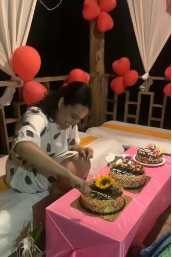 Swara Bhaskar Crying while cutting cake ਜਨਮ ਦਿਨ ਦਾ ਕੇਕ ਕੱਟਦਿਆਂ ਰੋ ਪਾਈ ਸਵ੍ਰਾ ਭਾਸਕਰ