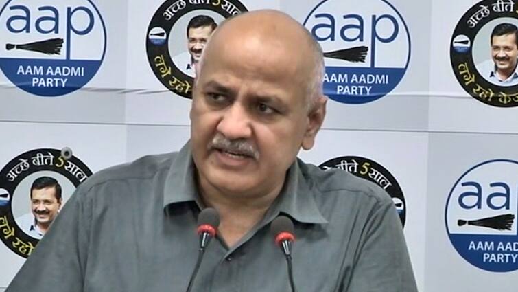 Delhi Vaccination of people above 18 years started Deputy Chief Minister Manish Sisodia on round दिल्ली:18 साल से अधिक उम्र वाले लोगों का वैक्सीनेशन शुरू, उप मुख्यमंत्री मनीष सिसोदिया जायजा लेने पहुंचे सेंटर