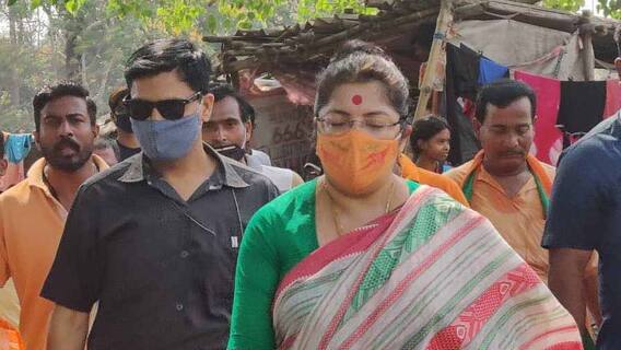 West Bengal Election 2021: 'ইভিএমের পাশে দাঁড়িয়ে ভোটারদের প্রভাবিত করছেন আশা কর্মী', অভিযোগ লকেটের