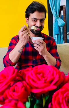 Rudrajit Mukherjee Birthday Photos: বেশি মিষ্টি দেওয়া পায়েস পছন্দ রুদ্রর, কোমর বাঁধলেন প্রমিতা