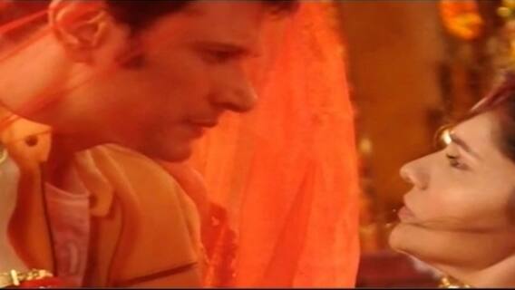 Red 'dupatta' seems to follow Cezanne Khan | Hot News Full