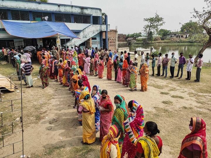 WB Election 2021 Phase 4 Voting: 76% Voter Turnout Till 5.30 PM WB Election 2021 Phase 4 Voting : बंगालमध्ये चौथ्या टप्प्यात 44 जागांसाठी साडेपाच वाजेपर्यंत 76 टक्के मतदान