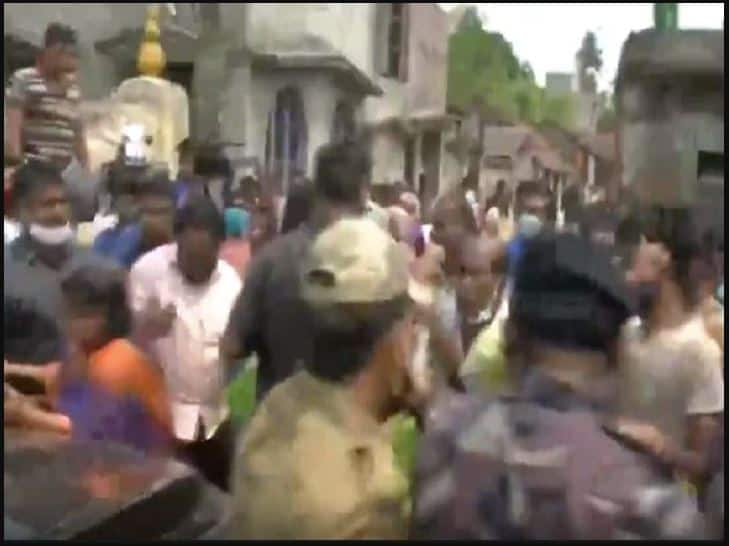 Tensions remain high in Bengal polls, BJP candidate locket chatterjees car and media vehicles attacked by locals in hoogly, 4 killed in firing ਬੰਗਾਲ ਚੋਣਾਂ 'ਚ ਤਣਾਅਪੂਰਨ ਬਣਿਆ ਮਾਹੌਲ, ਬੀਜੇਪੀ ਉਮੀਦਵਾਰ ਦੀ ਕਾਰ 'ਤੇ ਹਮਲਾ, ਫਾਇਰਿੰਗ ਨਾਲ 4 ਲੋਕਾਂ ਦੀ ਮੌਤ 