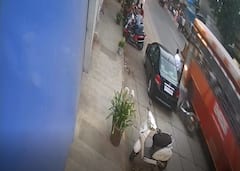 कार चालकाने अचानक दरवाजा उघडल्याने दुचाकीस्वार दचकून रस्त्यावर पडला, भरधाव बसने चिरडलं; मुंबईतील धक्कादायक अपघात